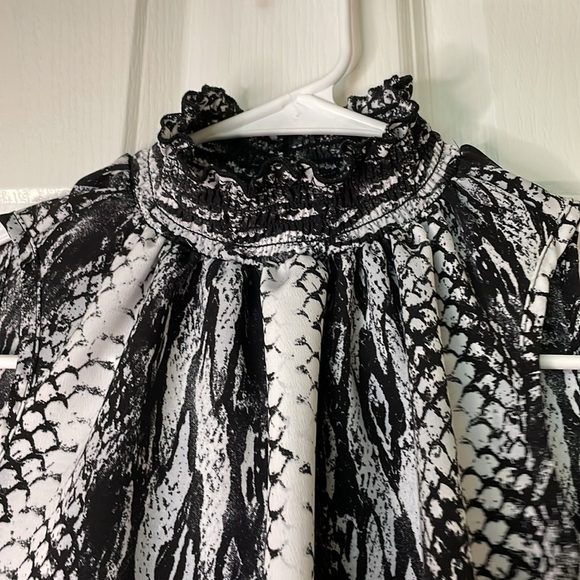 LEXINGTON AVENUE Snakeskin Print Mock Neck Top, Women’s M, Black Gray - Picture 5 of 8